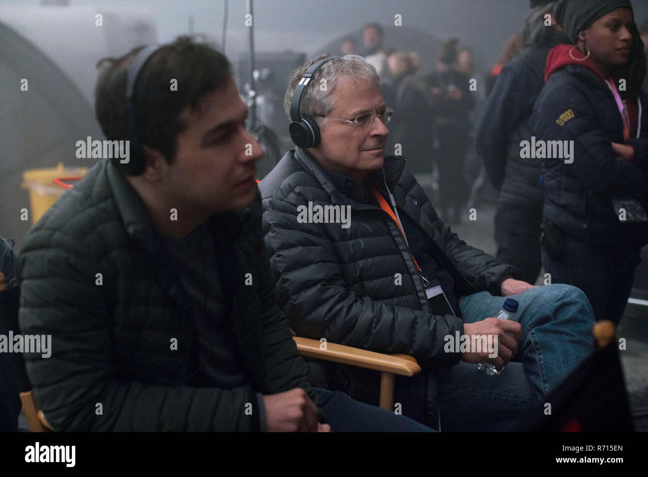 DATE DE SORTIE : Mai 25, 2018 Title : Solo : Une Histoire de Star Wars Lucasfilm : STUDIO Réalisateur : Ron Howard Résumé : Au cours d'une aventure dans le milieu criminel, Han Solo rencontre son futur co-pilote Chewbacca et Lando Calrissian rencontre ans avant de rejoindre la rébellion. Avec : Jon Kasdan et Lawrence Kasdan sur le jeu . (Crédit Image : © Lucasfilm/photos) Banque D'Images