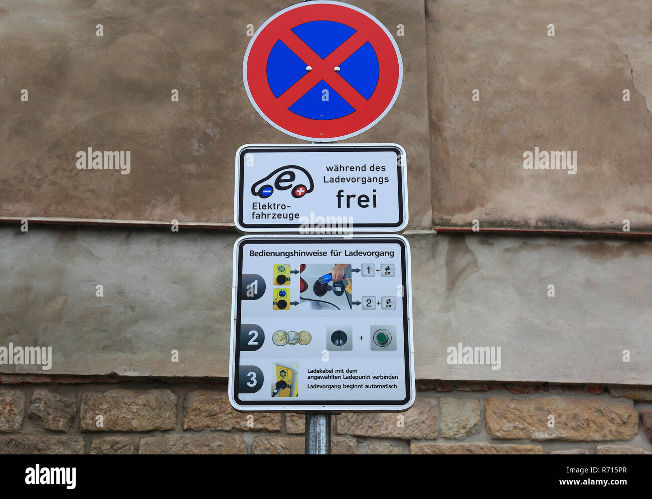 Les panneaux de circulation, pas de zone de stationnement gratuit, station de charge pour les voitures électriques, les instructions, Meissen, Saxe, Allemagne Banque D'Images