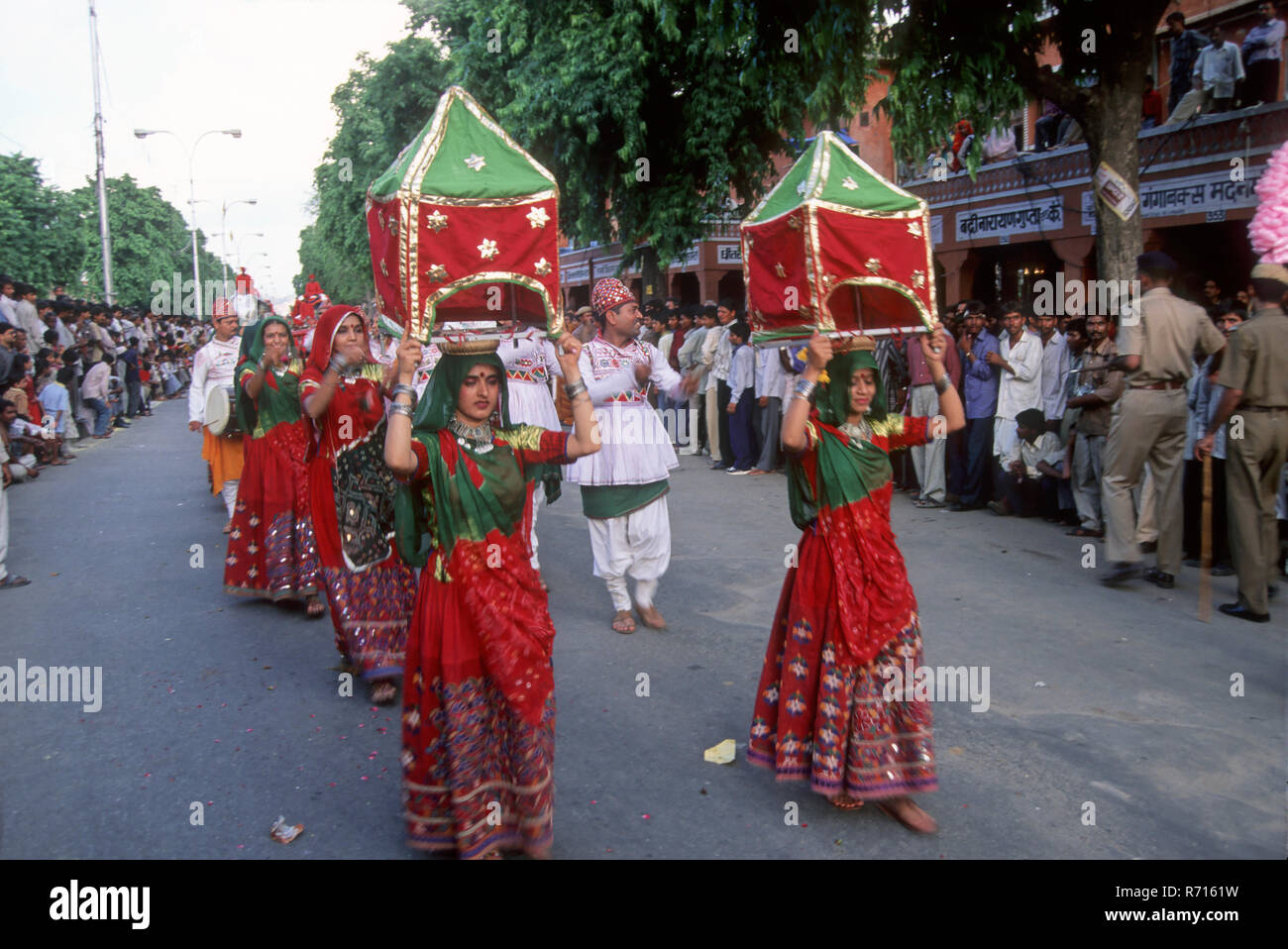 Dans la scène de danse folklorique festival teej, Jaipur, Rajasthan, Inde Banque D'Images