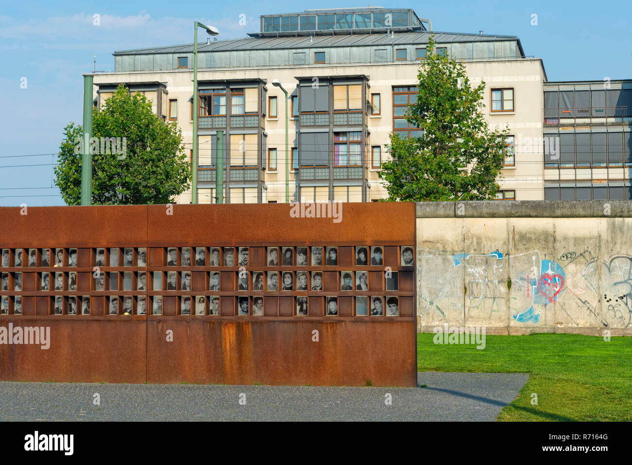 Mémorial du Mur de Berlin, la fenêtre du souvenir, des photos de victimes, Bernauer Strasse, Berlin, Allemagne Banque D'Images