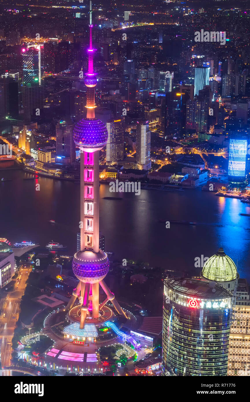 Vue sur le quartier financier de Pudong la nuit, Shanghai, Chine Banque D'Images