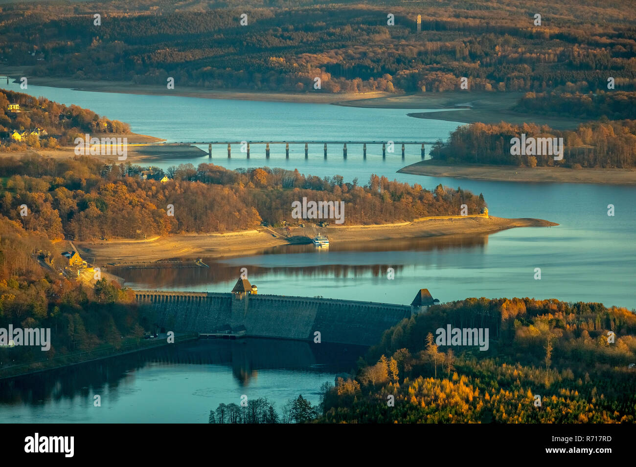 Vue aérienne, faible de l'eau dans le réservoir avec mur de barrage Möhnesee, vaste zone côtière, Arnsberger Wald nature park Park, Möhnesee Banque D'Images