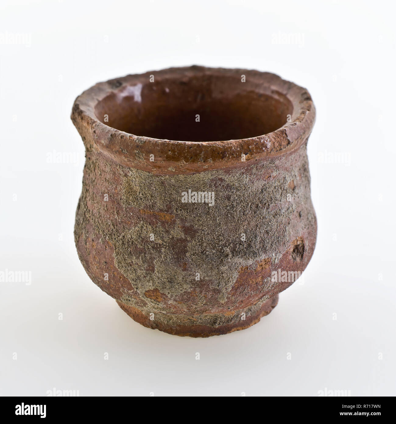 Ventre poterie pot onguent modèle rouge, en interne, d'échardes, pommade émaillés porte-pot pot en faïence céramique trouver sol glaze glaçure de plomb à la main, émaillés de poterie cuite tourné rouge glacé à l'onguent d'échardes. Modèle de ventre sur le pied conique forte. Face à l'oblique à plat bord supérieur. Lourd. Petit stand. Perles tournant à l'intérieur des soins de santé d'archéologie poterie autochtone pharmacie d'importation d'artisanat à vendre Banque D'Images