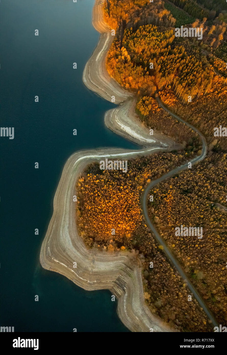 Vue aérienne, réservoir, Sorpetalsperre Sorpesee, faible niveau de l'eau, de l'eau faible en raison de la sécheresse, vaste région de la rive à sec Banque D'Images