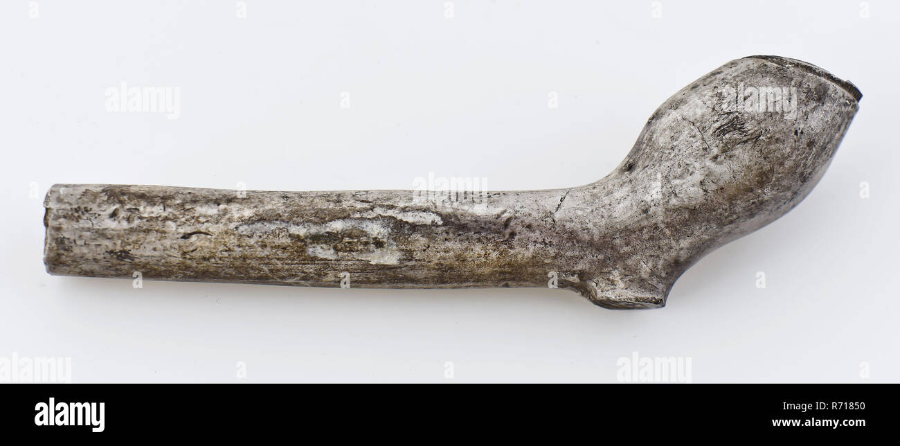 Tuyau blanc bol, marqué, avec tige, fragment de fumer la pipe en argile fumeurs équipement sol Céramique, Poterie trouver enfoncé tête marquée du tuyau blanc cuit au four avec des fragments de tige fournie avec talon talon marque marque : MA Hillegersberg-Schiebroek Rotterdam Noord Hillegersberg archéologie Hillegersberg Zuid Droit Rottekade fumer du tabac : 1869 Découverte du sol à la décision le capot à l'Rottekade Rotterdam. Banque D'Images