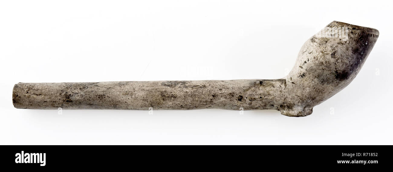 Tuyau blanc bol, inaperçu, avec fleur de lis stamps sur la tige, de la tige, fragment de fumer la pipe en argile fumée marbre céramique poterie matériel poterie, appuyé sur la touche tuyau blanc décoré avec tête inaperçu fleurs de lis stamps sur la tige avec fragment de tige tuyau est réutilisée après rupture du manche ; surface de la fracture est lissée. Le tuyau peut être fait sur mesure pour l'archéologie du tabac fort Hillegersberg-Schiebroek Rotterdam Noord Zuid Hillegersberg Hillegersberg juge Rottekade fumer du tabac 1869 : découverte du sol lors de la couverture à l'Rottekade Rotterdam. Banque D'Images