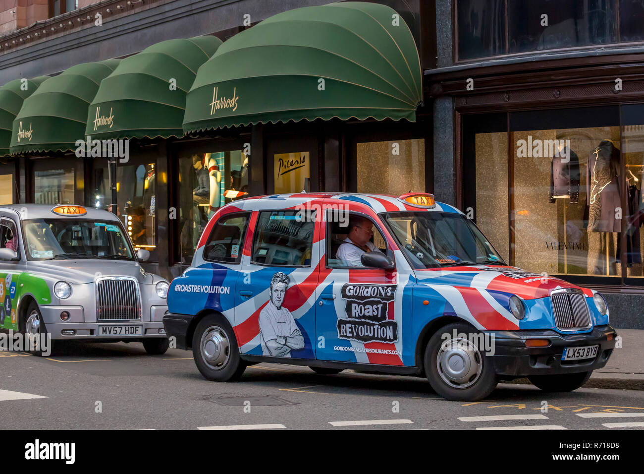 Des taxis devant le grand magasin Harrods, Londres, Grande-Bretagne Banque D'Images
