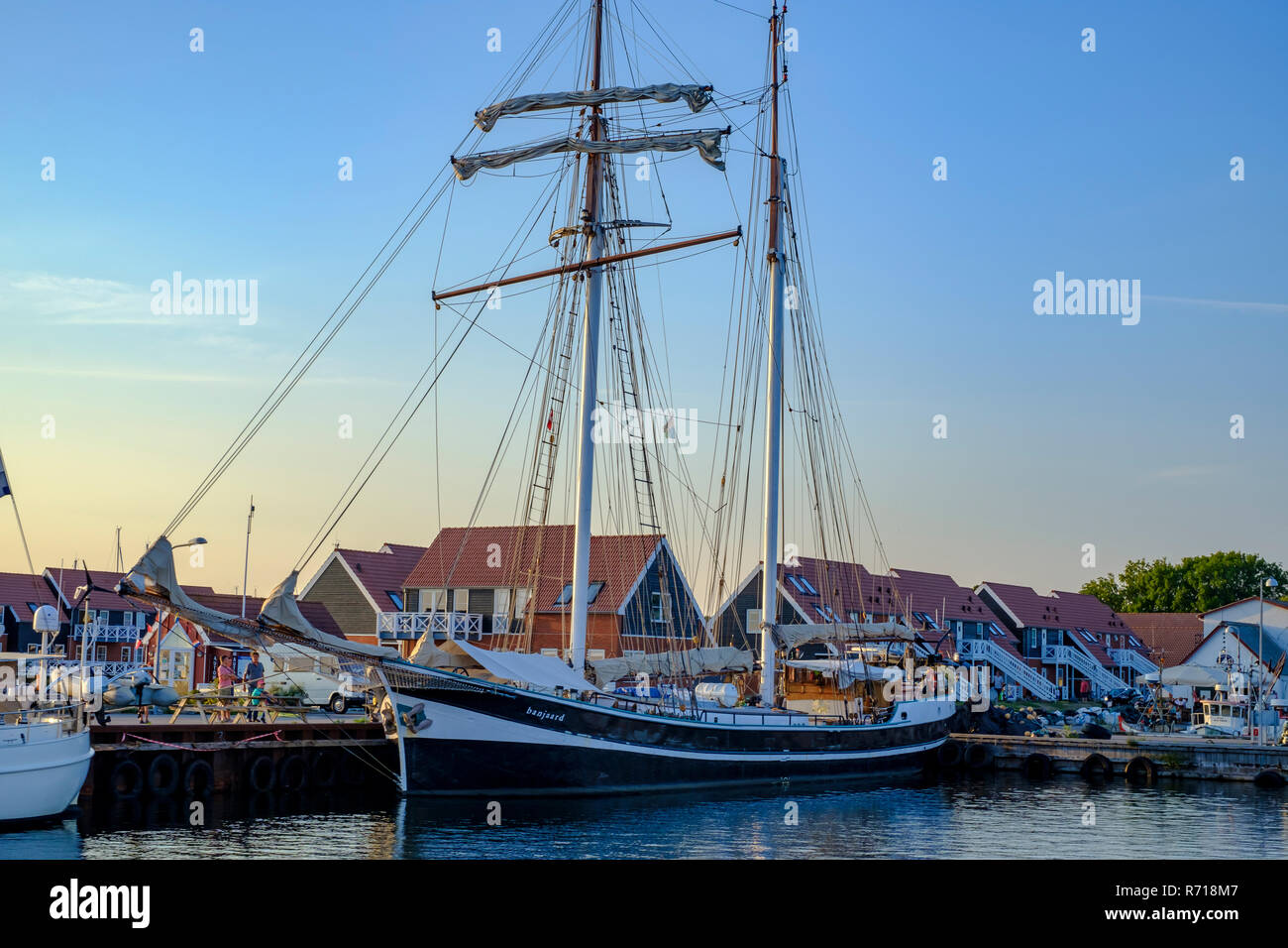 Klintholm Havn, l'île de Moen, Danemark - 16 août 2018 : La goélette BANJAARD a amarré dans le port d'Klinholm Havn. Banque D'Images