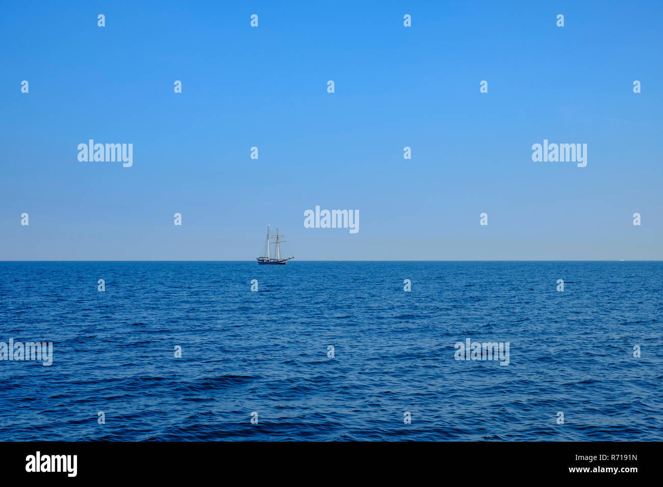 Le voilier, la goélette BANJAARD, voiles sur l'eau à l'horizon. Banque D'Images