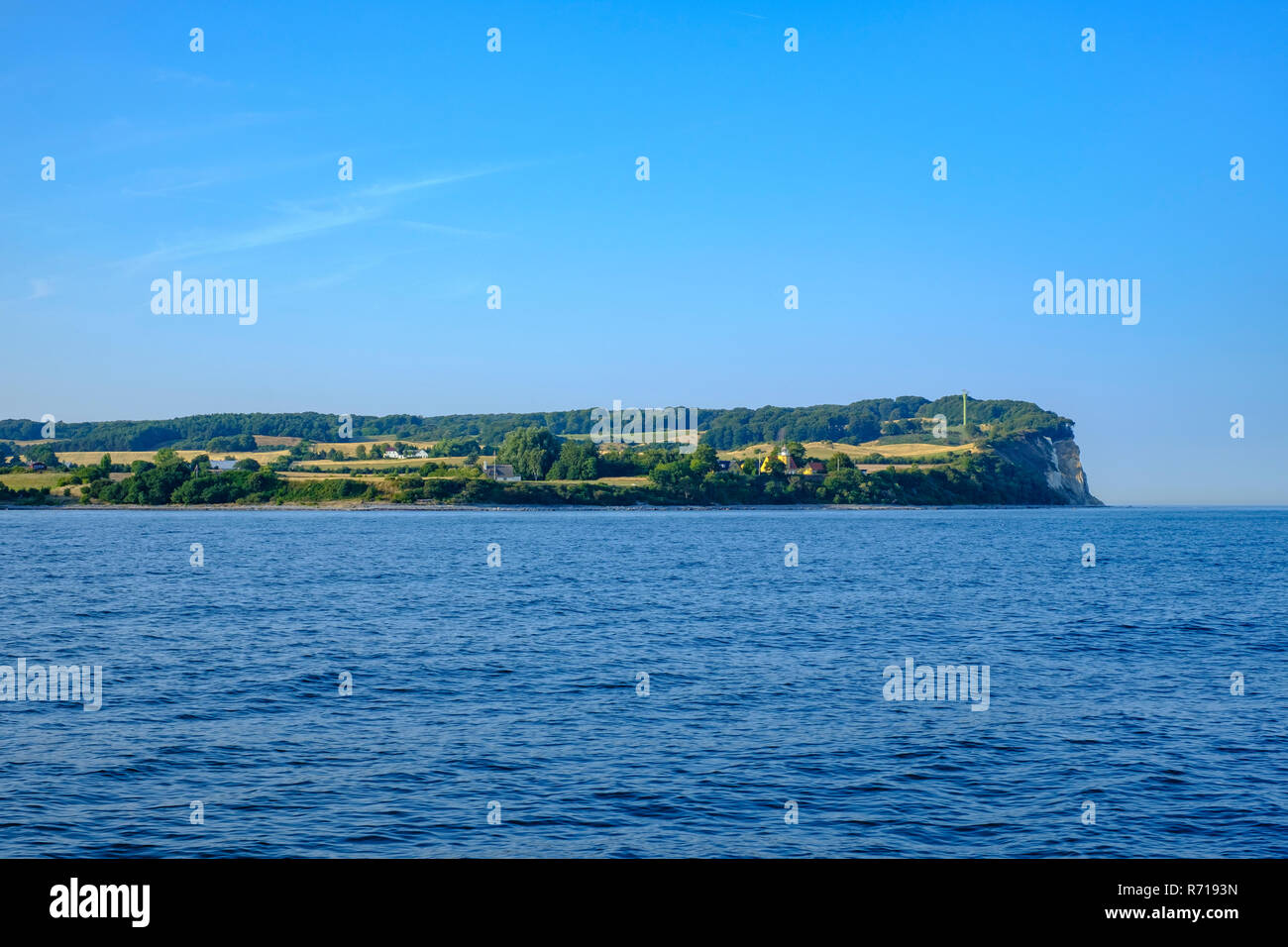 La ligne de côte avec le phare de Møns Fyr sur l'île de Møn, Danemark, Scandinavie, l'Europe. Banque D'Images