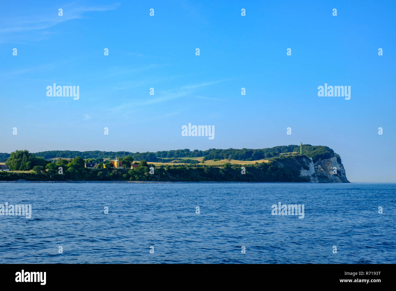 La ligne de côte avec le phare de Møns Fyr sur l'île de Møn, Danemark, Scandinavie, l'Europe. Banque D'Images