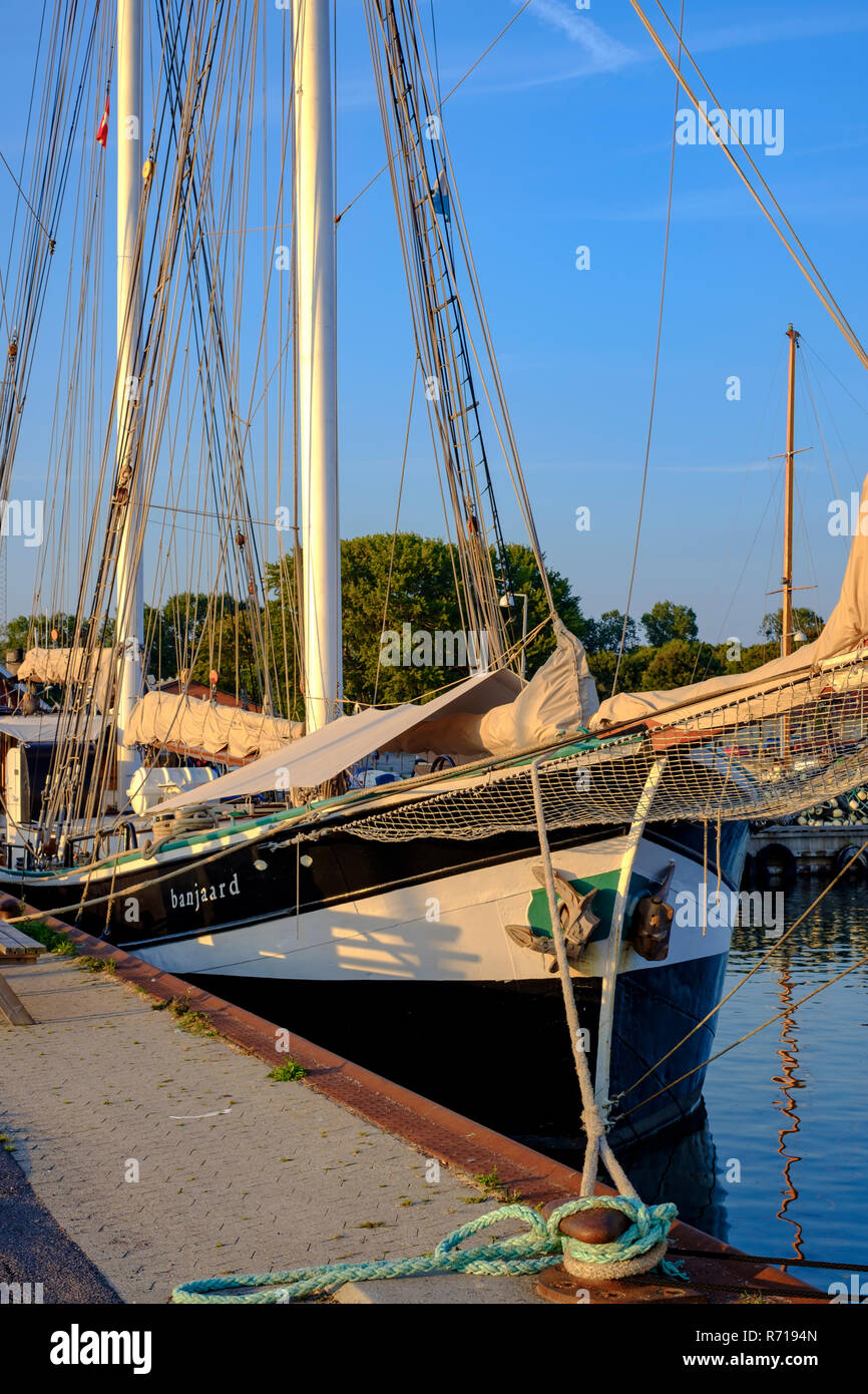 La goélette BANJAARD à quai dans le port de Klintholm Havn, l'île de Moen, le Danemark, la Scandinavie, l'Europe. Banque D'Images