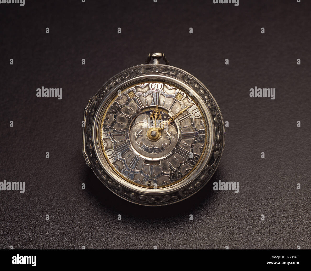 Jacobus Viet, montre de poche avec cadran argent avec date calendrier avec des vues de la lune et les mains d'or, d'argent, montre de poche extérieure cas l'instrument de mesure de mouvement de montre argent or acier laiton papier de verre textile, de l'encadré 5.7 Silver dial avec vague champlevé minute minute minute arabe chiffres (le graveur fait erreur sur l'emplacement de la 5055 à graver) et Romain chiffres horaire. Dans le centre du disque de la lune avec un ciel étoilé bleu et blanc et argenté starlettes gravé des disques de lune. La soi-disant lundi sont gravés sur le bord du disque de la lune. Ci-dessous banderolle avec signature. Le GILT ajour mains scié. Un Banque D'Images