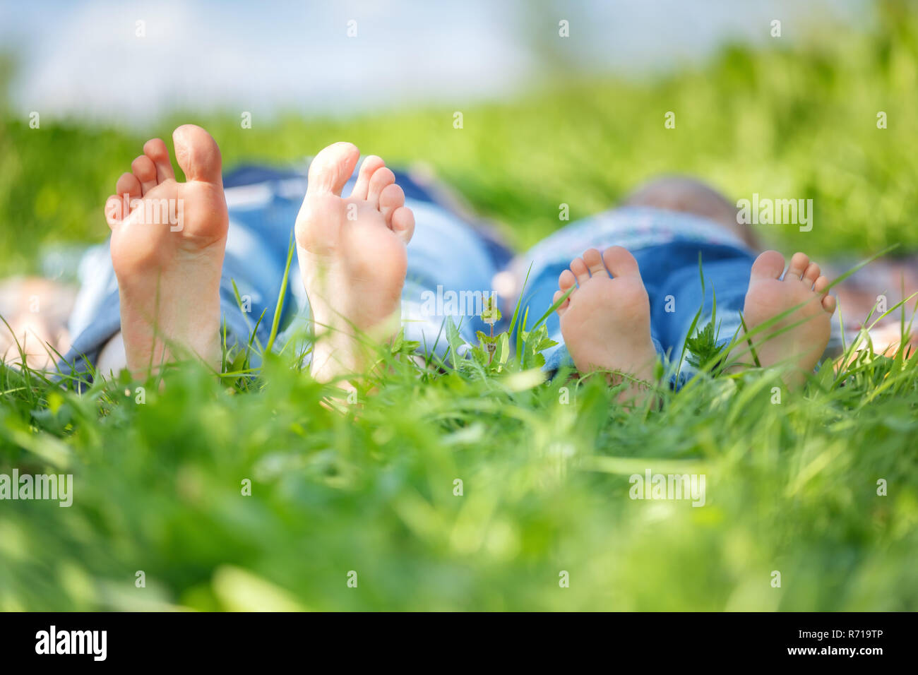 Pieds nus sur l'herbe verte Banque D'Images