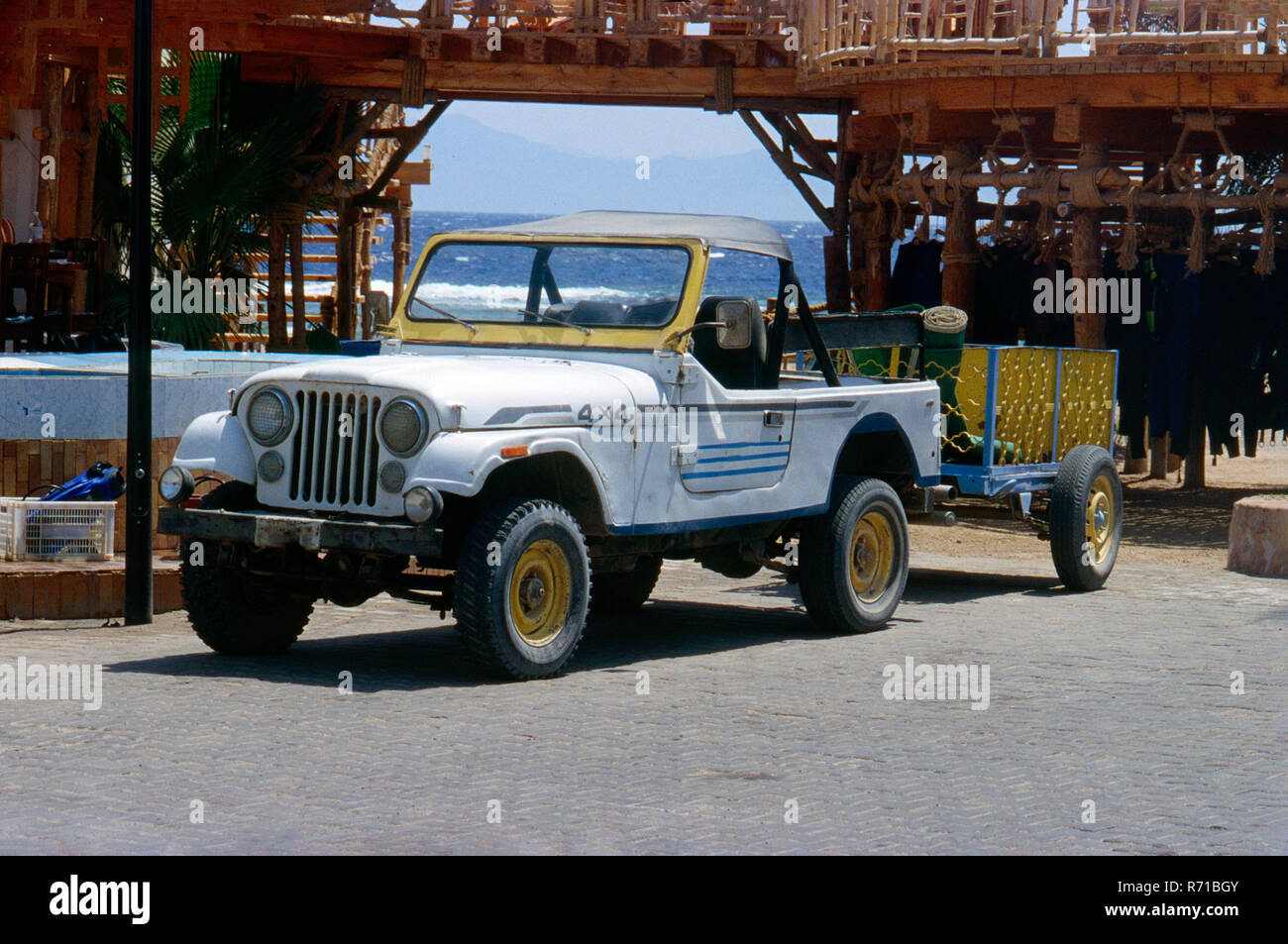 Jeep attendent des plongeurs pour aller sur un voyage de plongée à Dahab en Egypte en été Banque D'Images