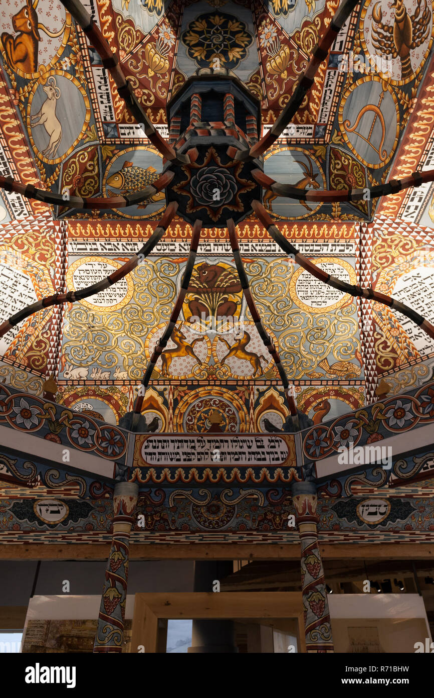 Pologne, Varsovie, POLIN Musée de l'histoire des Juifs polonais, vue à partir de la bimah pour plafond en bois polychrome, reconstruction de maisons du xviie siècle synago Banque D'Images