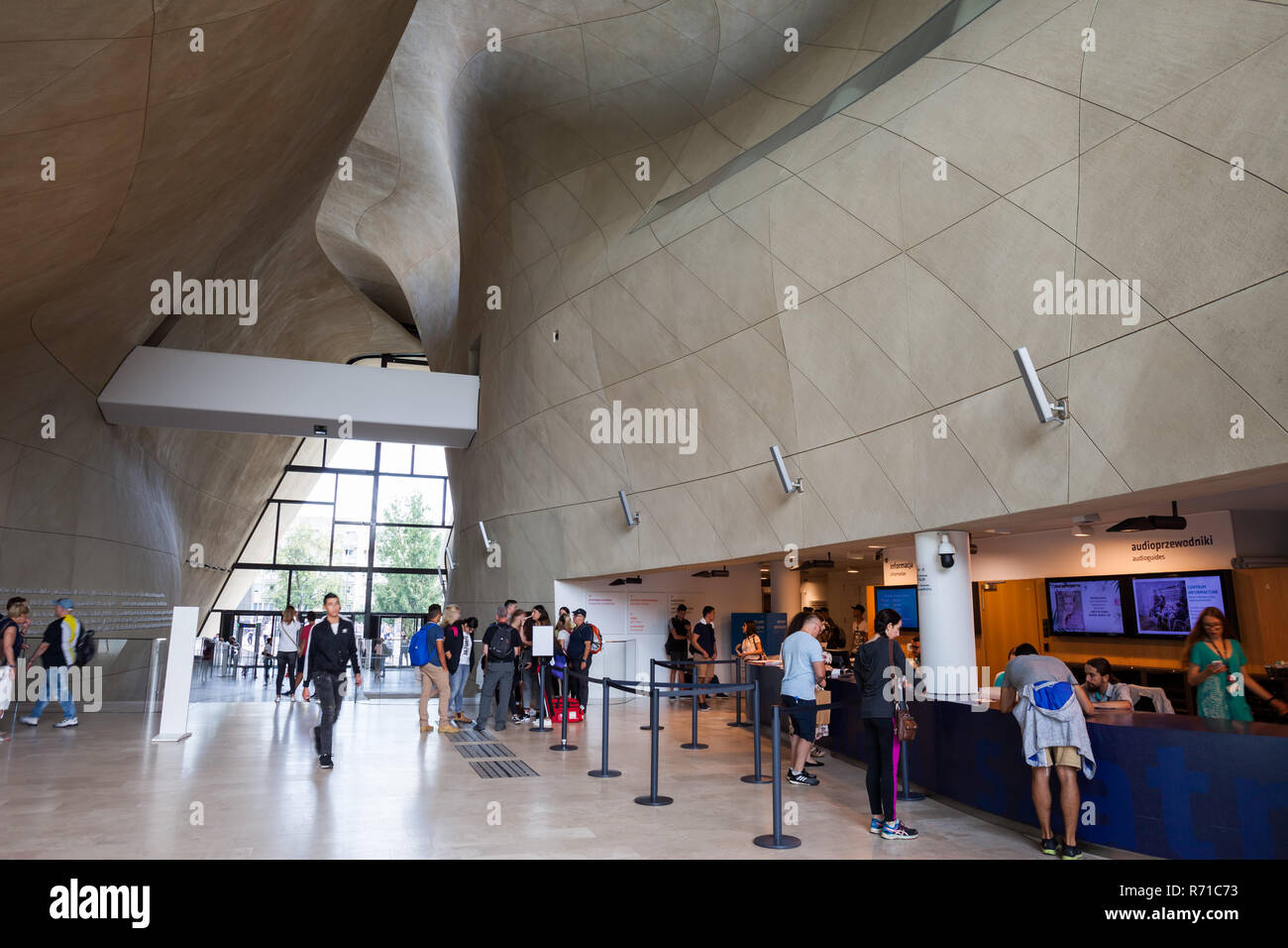 Pologne, Varsovie, le bureau de vente des billets et la salle principale à l'intérieur moderne de l'POLIN Musée de l'histoire des Juifs polonais Banque D'Images