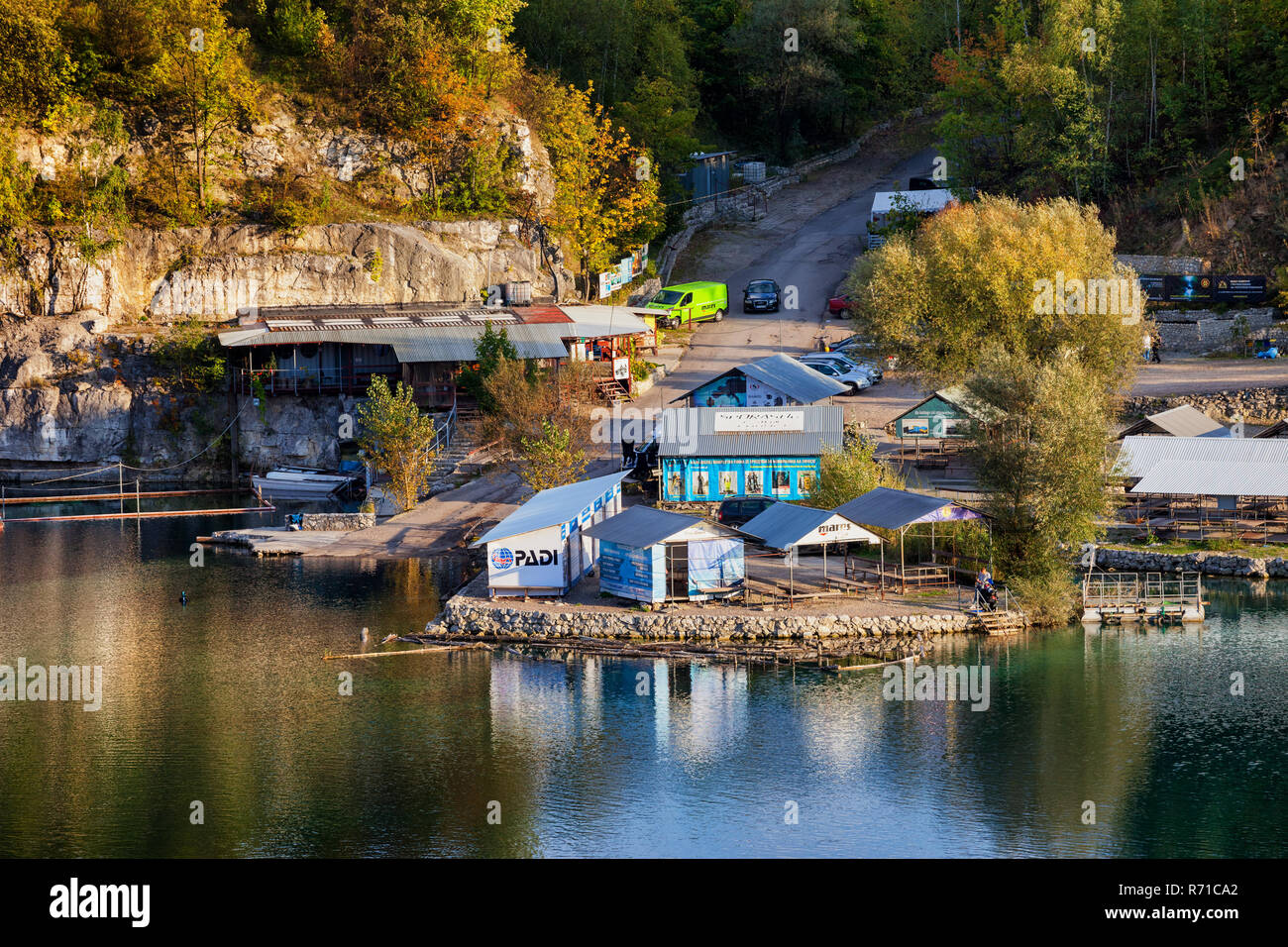 Centre de plongée à Kraken réservoir Zakrzowek, ville de Cracovie en Pologne, le lac et les falaises de l'ancienne carrière de calcaire Banque D'Images