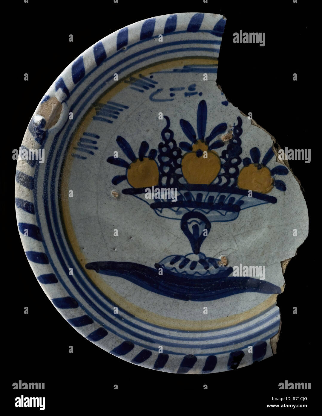 Assiette de majolique, polychrome, coupe de fruits sur un pied, bord du câble, lave vaisselle plaque de sol en céramique faïence titulaire trouver glaze, total, majolica cuit dessous recouvert de plomb glaze gris laiteux et l'archéologie au service de la décoration polychrome Banque D'Images