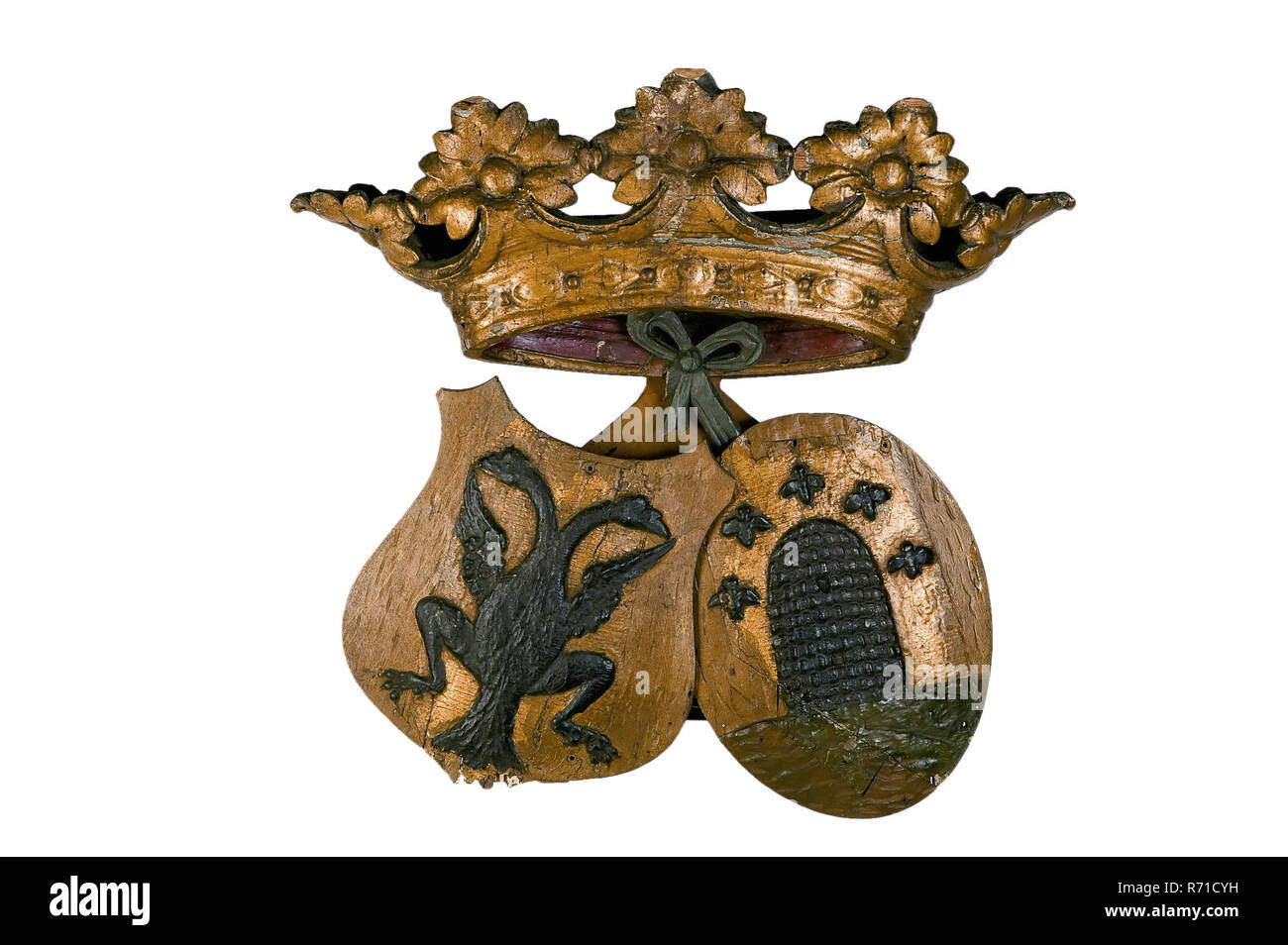 Façade en bois sculpté de la décoration, avec les armes de l'alliance de Barendregt et Zoeteman, ensemble sous la couronne, un ornement blason forme informative sculpture sculpture sculptures bois sculpté doré peint peinture, le bras de l'homme de la famille Barendregt a double eagle le blason des armoiries de la famille de la famille Zoeteman ruche noire montre en or avec cinq papillons volant dans le haut de la ruche pour Charloisse Kerksingel Oud-Charlois héraldique Charlois Rotterdam à partir de la chambre sur le Kerksingel dans Charlois. Banque D'Images