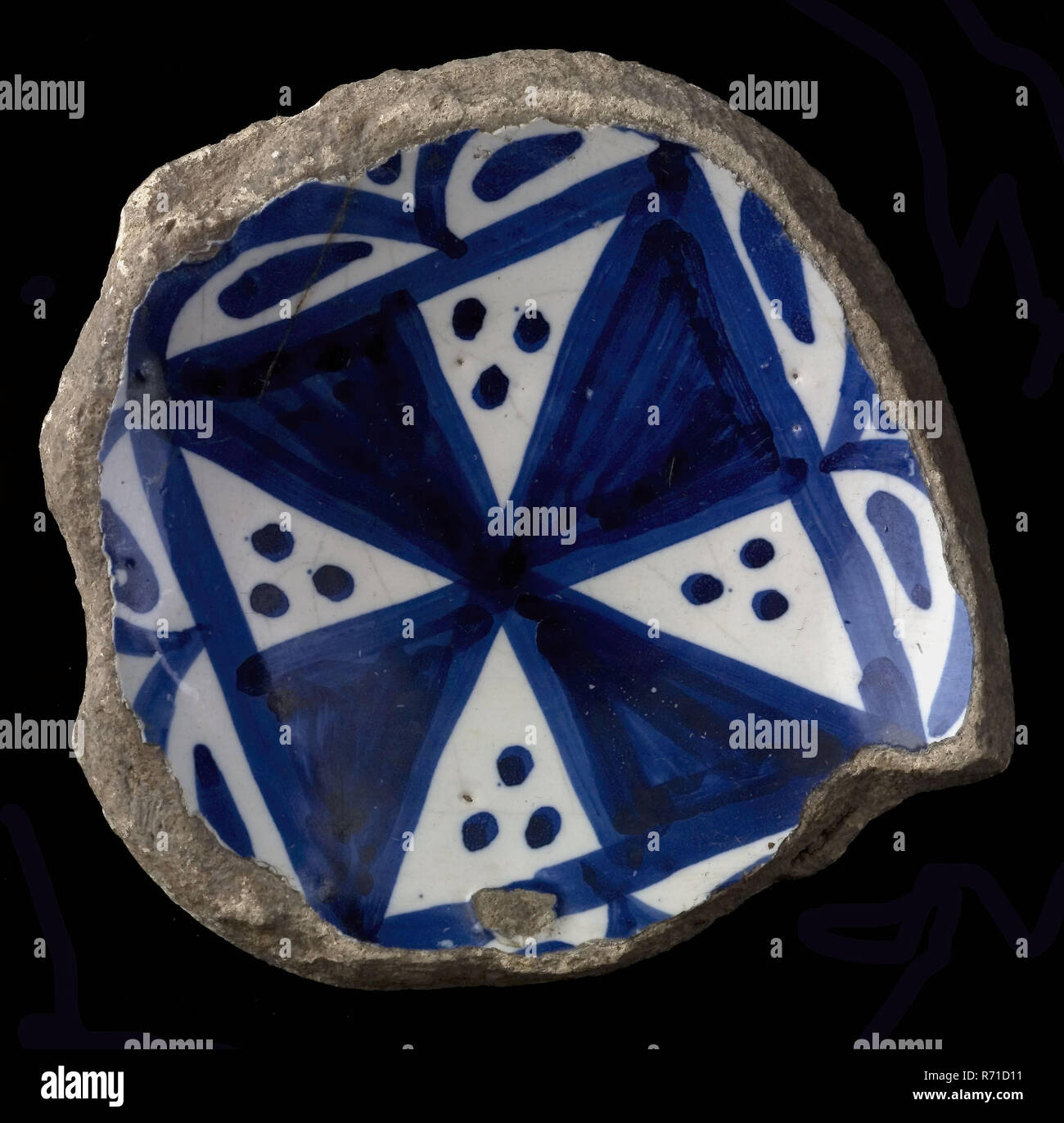 Majolique Fragment plate, bleu sur blanc, carré divisé en huit, en alternant le bleu et blanc, croix de Malte, la plaque lave vaisselle faïence céramique découverte terre titulaire glaze, archéologie Rotterdam décorer servant des repas découverte du sol Nieuwe Oogziekenhuis à Rotterdam en juillet 1943. Banque D'Images