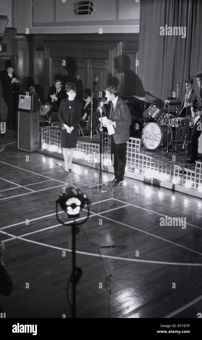 Années 1960, audition de musique, une jeune femme ayant une audition en tant que chanteur, avec les démons pop group, England, UK. Banque D'Images