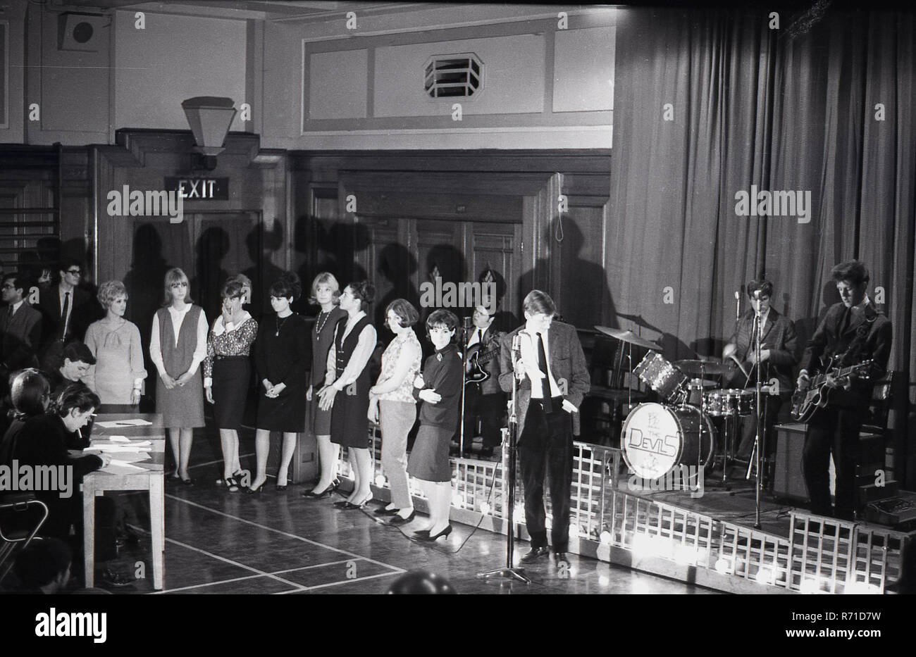 Historique des années 60, la musique, les auditions, les jeunes femmes ayant une audition de chanteuse dans un lieu, avec une bande ou un groupe sur une scène. Banque D'Images