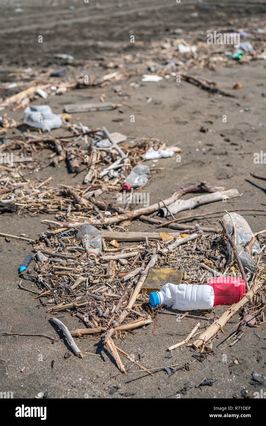 Détritus sur la plage port Banque D'Images
