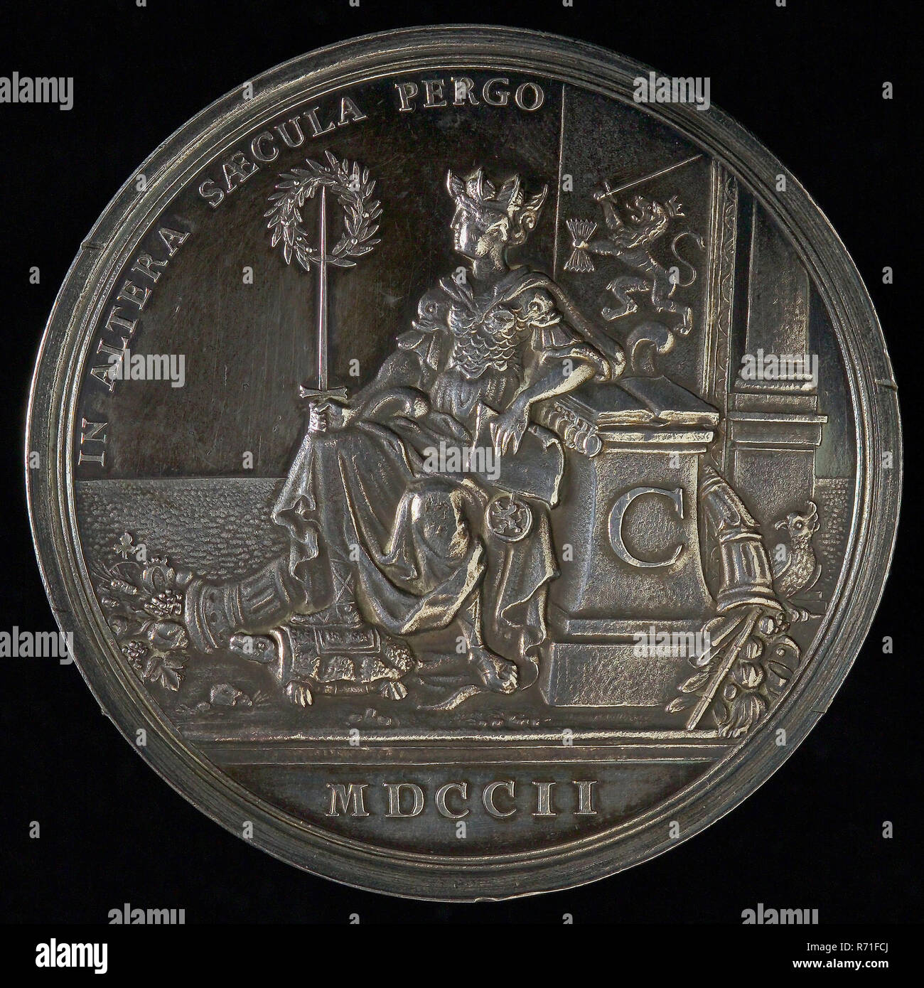 Design : Arondeaux, médaille sur le 100e anniversaire de la V.O.C., séquences de penning silver, le COV dans le couvert de la femme assise en faisant reposer le bras gauche sur le socle au-dessus duquel lion à l'épée et de flèches et sur lequel un grand C dans la main gauche et des brevets dans la main droite une couronne et l'épée (arme de Batavia) son pied droit repose sur le côté de la tortue qui corne d'abondance, dans ALTERA IN SÆCULA PERGO (je m'efforce pour d'autres siècles) (legend) MDCCII (au) Les ex-collection WKF Zwierzina. Banque D'Images