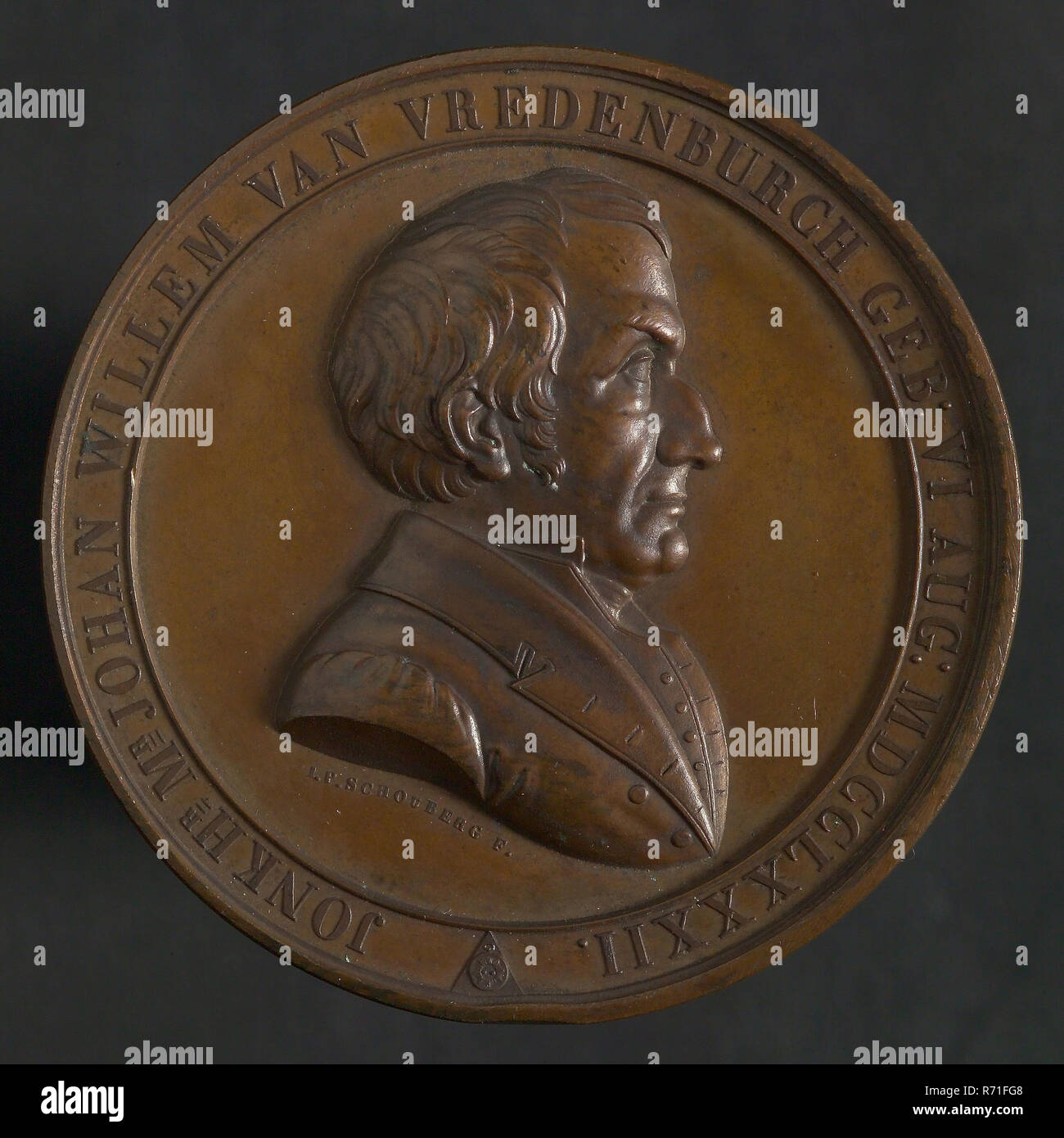 J.P. Schouberg, médaille à Van Vredenburch, médaillon de bronze bronze med. 5.3, buste de jhr. M. J.W. van Vredenburch (Delft 1782 - Rijswijk 1849) en bas à droite dans la légende : triangle dans lequel token (dignité maçonnique), JONKHR MONSIEUR JOHAN Willem VAN VREDENBURCH GEB : VI AUG : MDCCLXXXII conseil héraldique Van Vredenburch Banque D'Images