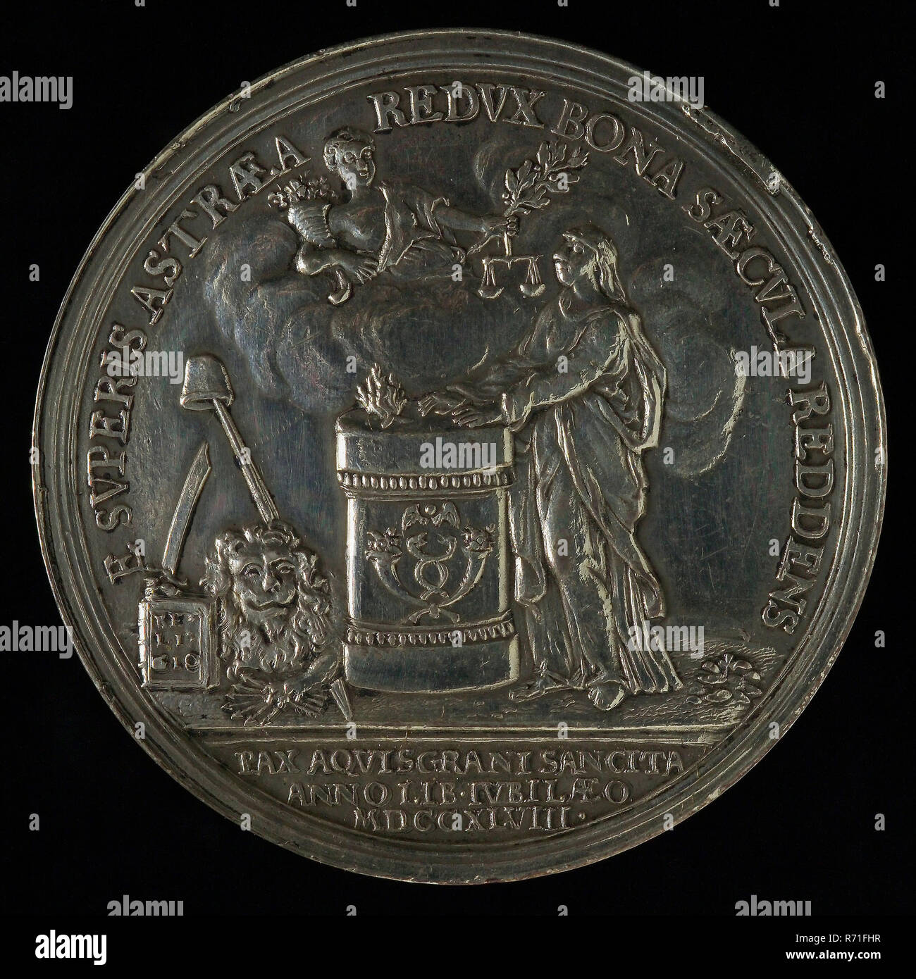 M. Holtzhey, médaille sur l'avant et la paix d'Aix la Chapelle, séquences penning argent, figure féminine à l'autel brûlant ; Dutch lion avec l'épée de la liberté lance flèches hat bundle et livre sur lequel : religio. Dans les nuages : Fortuna avec corne de l'abondance et l'échelle de la direction générale des palm, tour signal E SVPERIS SAECVLA REDVX - ASTRAEA BONA ROUGIT (Astraea descendit du ciel retour golden siècles) cut out PAX AQVIS GRANI SANCTIA ANNO LIB. IVBILAEO MDCCXLVIII (paix à Aix-la-Chapelle fermée dans l'année du jubilé de la liberté 1748) Aix-la-Chapelle la paix héraldique RELIGIO Banque D'Images