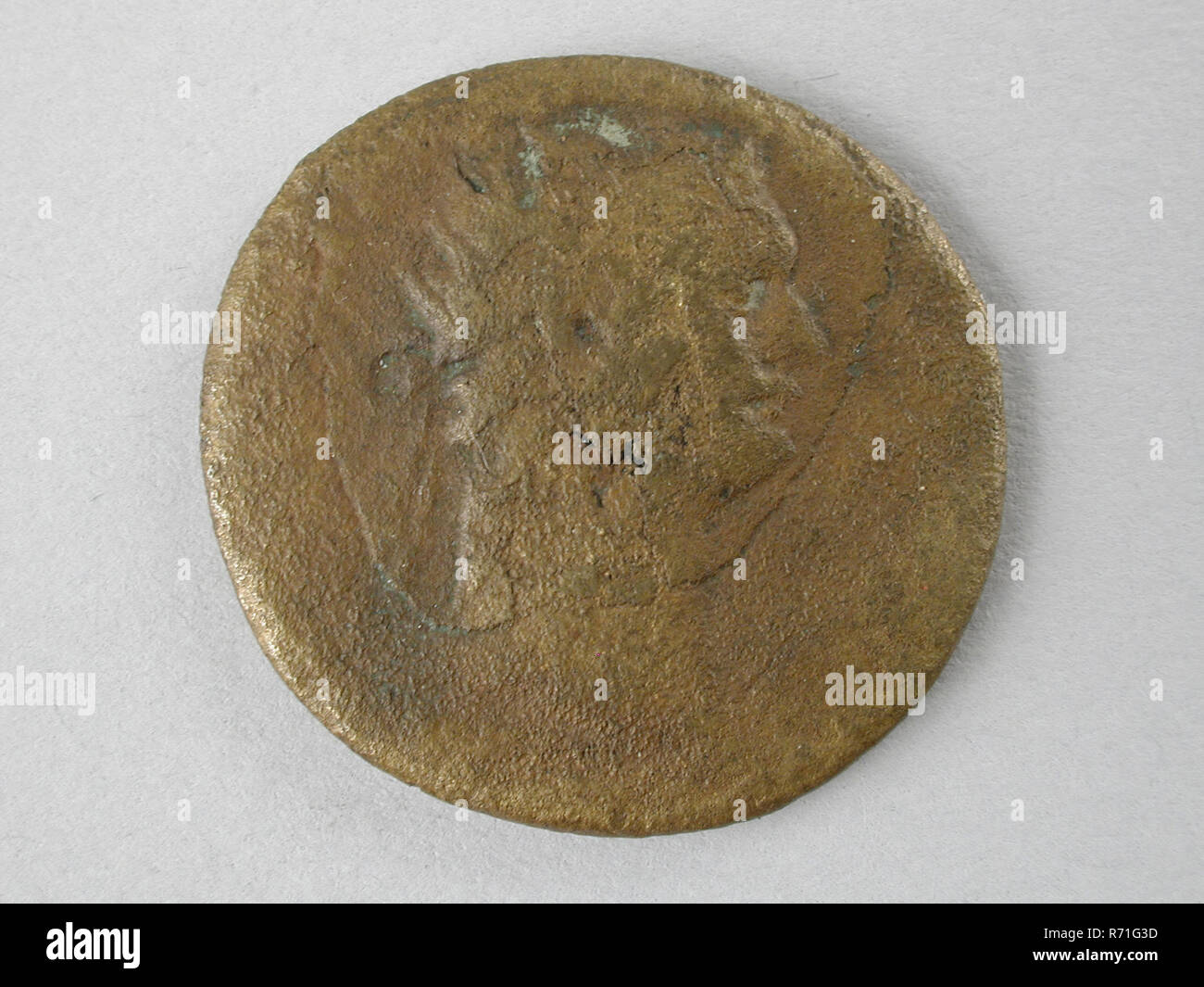 Dupondius, à partir de 85 annonce ; l'empereur Domitien, 81-96, dupondius médaille argent bronze trouver sol swap), pièce de monnaie romaine dupondius frappé par l'empereur Domitien archéologie Nieuwe Waterweg Crochet de Rotterdam Holland village romain à la nouvelle voie maritime du sol salon 1977. Banque D'Images