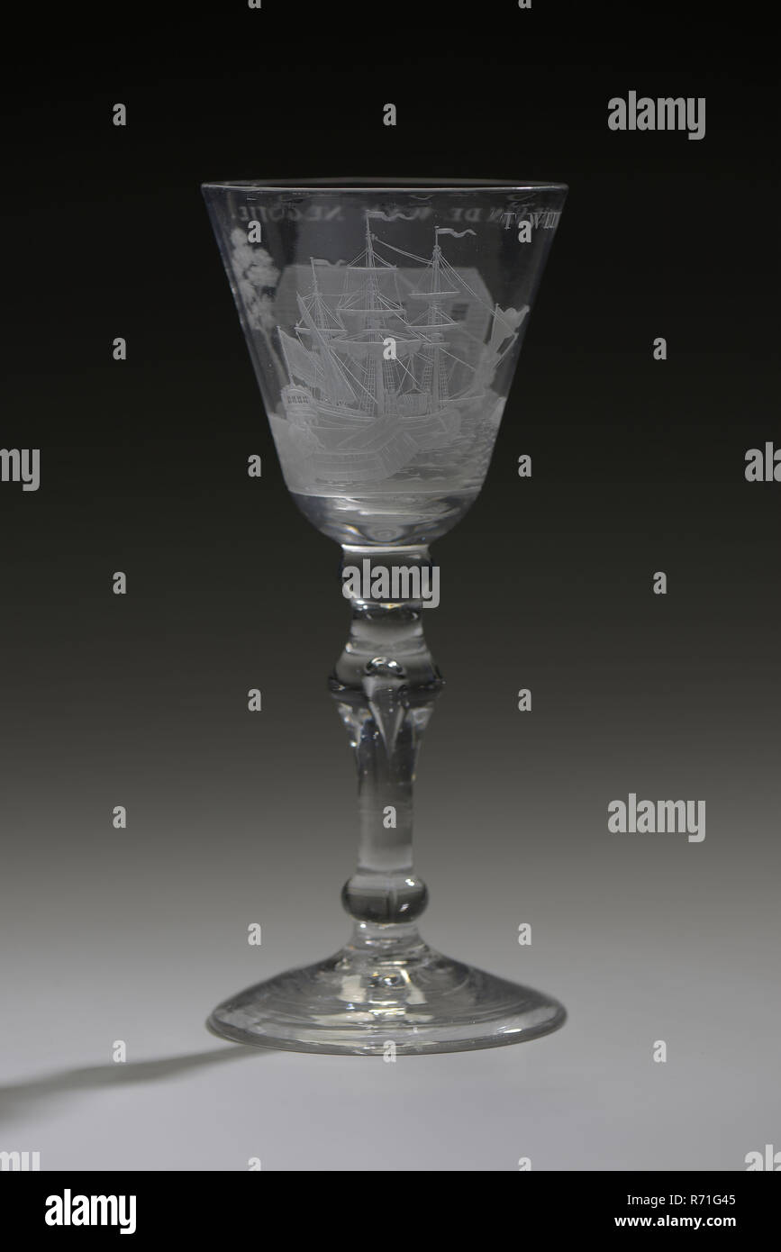 Calice, gravé avec la représentation et l'inscription 't Welvaren van de Wijn Negotie, verre à vin verre à boire des verres de table en verre au plomb porte-verre, kelk 228 grammes en forme de soufflé et radgraving wineglass gobelet en verre au plomb, clair et incolore Pontil mark sous lumière rond creux ascendants sur base balustere inversée massive noeud convexe avec une bulle d'air dans allongée à arrondi. noeud balustre De forme ronde calice en forme d'entonnoir avec le feu-bord arrondi'T WELVAREN VAN HET WIJNNEGOTIE. (Haut) calice gravé les acheteurs vin wine trade guild trading avant de servir Banque D'Images