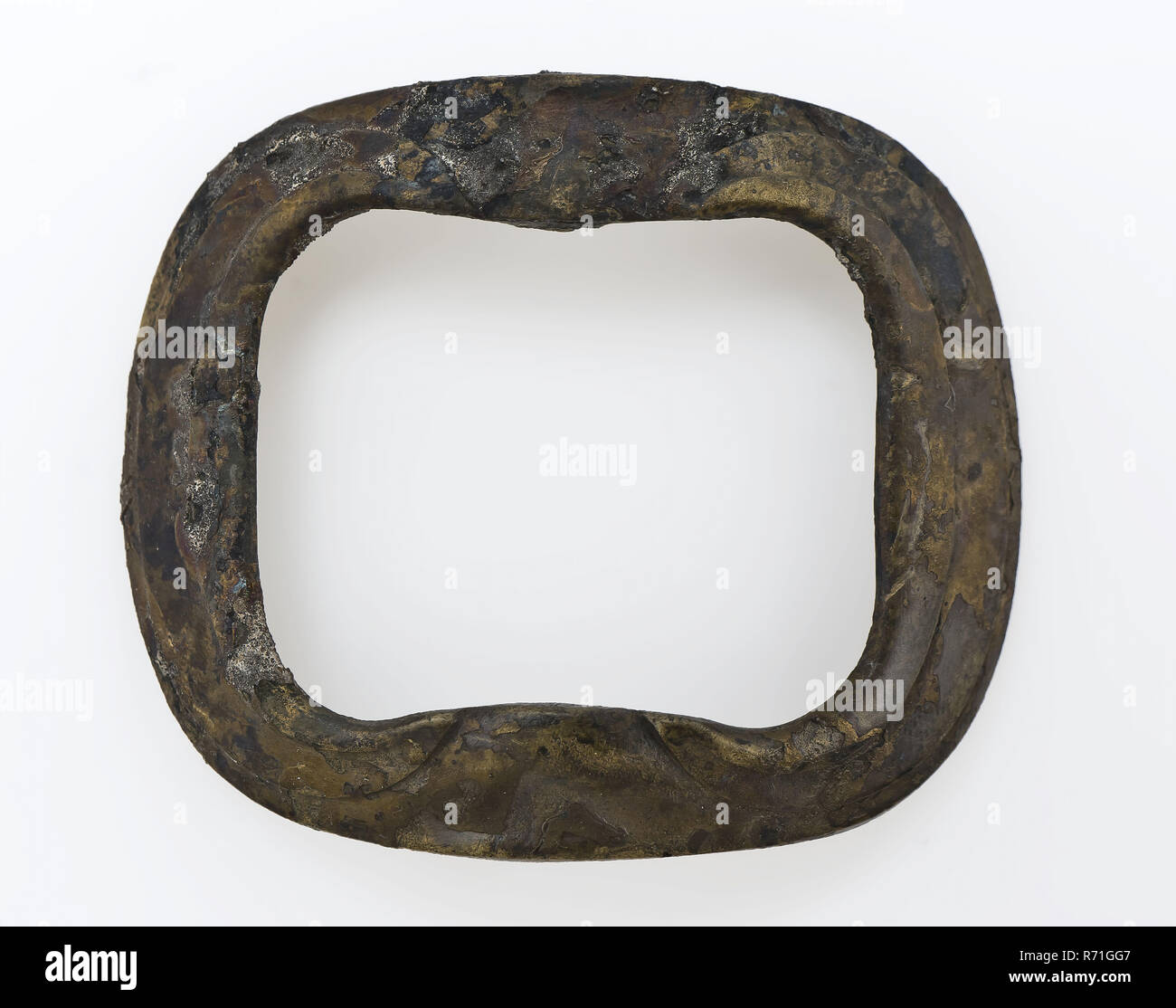 Boucle rectangulaire légèrement incurvé avec angles arrondis, boucle de composante, de trouver des fixations métalliques en laiton, cuivre légèrement courbé en boucle avec angles arrondis archéologie Ville Rotterdam Oostplein Triangle New Harbour Sol Confirmation découverte : Nieuwe Haven 1985 Oostplein. Banque D'Images