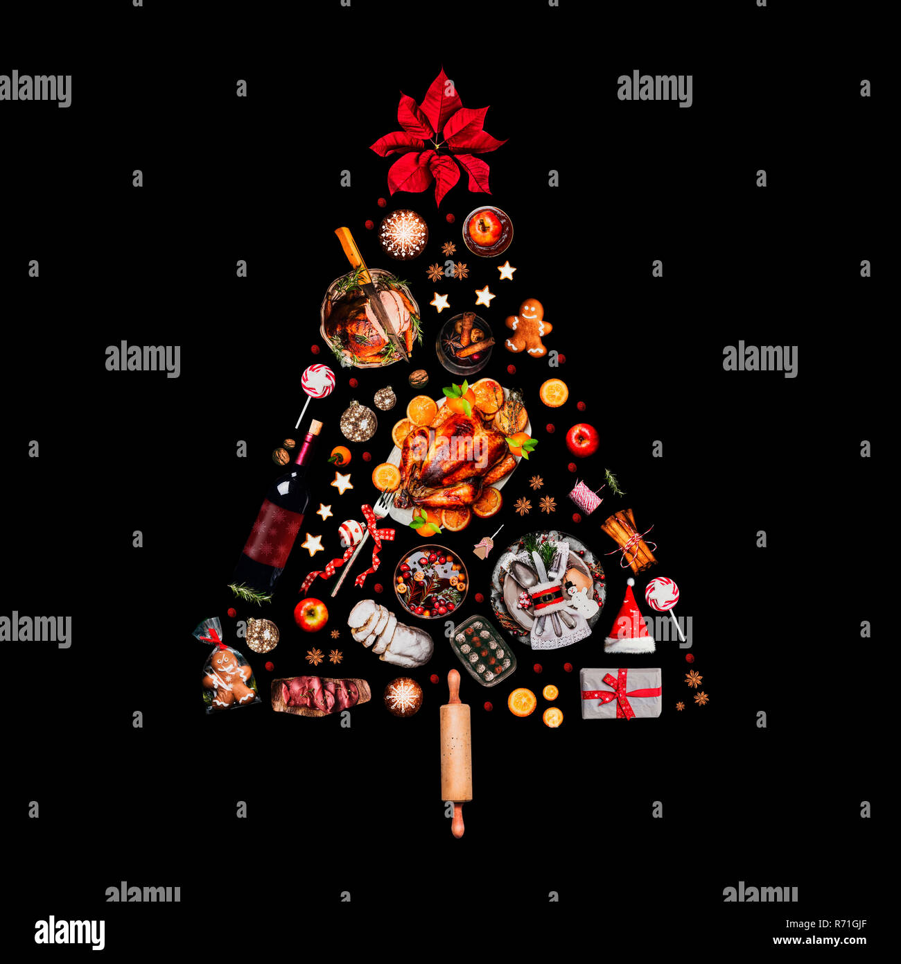Arbre de Noël avec divers Noël Nourriture : Turquie le plateau, jambon rôti, sucreries et bonbons, biscuits , vin chaud, gingerbread man décoré Banque D'Images