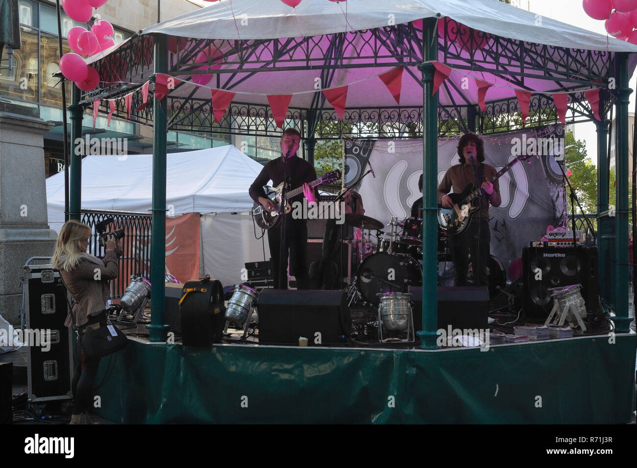 Cardiff SWN Festival Outdoor Stage, pays de Galles octobre 2013, rock band jouant de la musique Banque D'Images