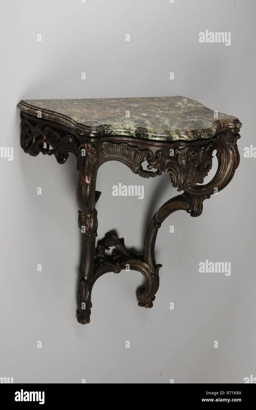 Console ou table Rococo penant, table console table penant table mobilier bois design intérieur bois en chêne peinture pierre, fer peint vert olive vert avec dessus marbre rococo Banque D'Images