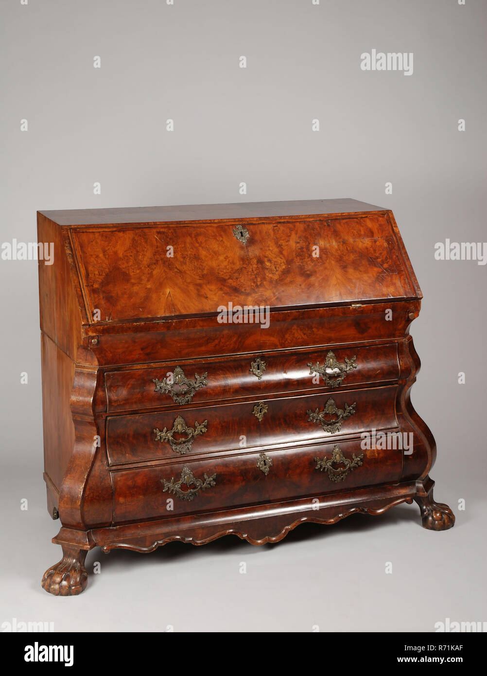 Noyer carotte rabat rococo, secrétaire secrétaire interiors meubles bois ronce de noyer chêne noyer, laine de fer laiton noyer carotte secrétaire volet rococo avec trois tiroirs et trappe derrière qui écrit avec feuille drape sept petits tiroirs et quatre espaces dissimulés à l'intérieur du bois de chêne poignées en laiton de la ville de Rotterdam rococo Wijnhaven Triangle Nouveau travail Zeemansstraat provenant d'Edward Knight à l'adresse GAR 1925 vous pouvez trouver Knight & Co insuradors 107 a Wijnhaven firmant Edw. Ainsi qu'un Chevalier Chevalier E. consul honoraire de Belgique à Zeemansstraat 13. Banque D'Images Noyer carotte rabat rococo, secrétaire secrétaire interiors meubles bois ronce de noyer chêne noyer, laine de fer laiton noyer carotte secrétaire volet rococo avec trois tiroirs et trappe derrière qui écrit avec feuille drape sept petits tiroirs et quatre espaces dissimulés à l'intérieur du bois de chêne poignées en laiton de la ville de Rotterdam rococo Wijnhaven Triangle Nouveau travail Zeemansstraat provenant d'Edward Knight à l'adresse GAR 1925 vous pouvez trouver Knight & Co insuradors 107 a Wijnhaven firmant Edw. Ainsi qu'un Chevalier Chevalier E. consul honoraire de Belgique à Zeemansstraat 13. Banque D'Images