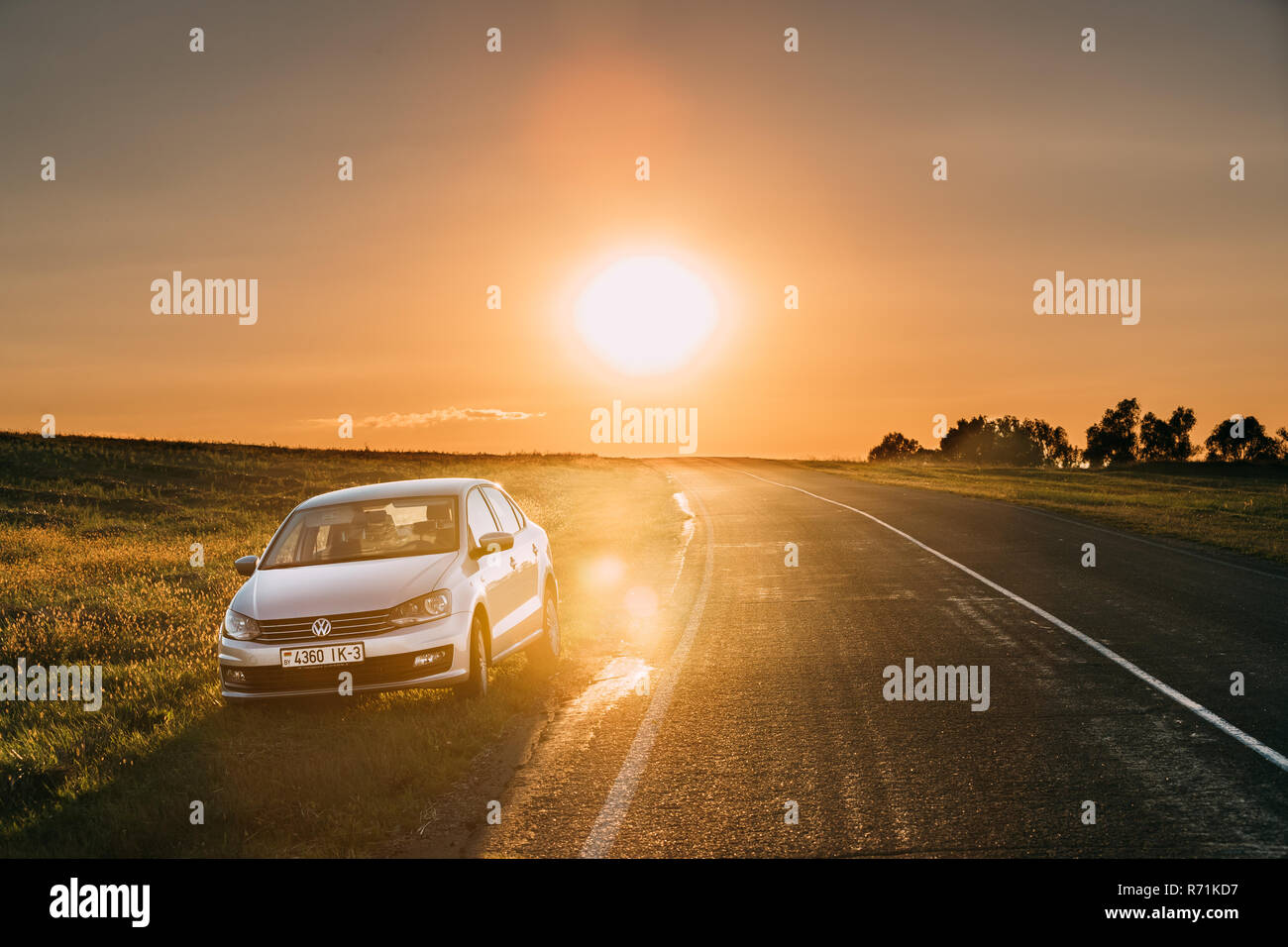 Gomel, Bélarus - 25 août 2016 : VW Polo Volkswagen Vento Sedan Location Parking gratuit près de l'asphalte route de campagne sous le soleil de matin ou soir. Op Banque D'Images