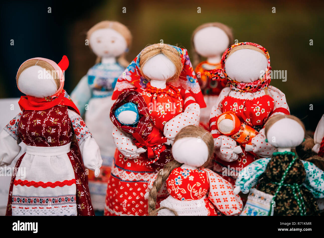 Minsk, Belarus - 23 juin 2018 : poupée folklorique russe. Poupées folkloriques traditionnelles nationales sont populaires de Souvenirs de la Russie Banque D'Images
