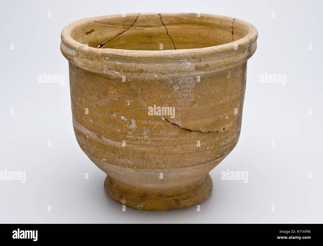 Cache-pot céramique sur support, le trou du bas, le tour de pied, au-dessus  du sol porte-pot de fleur en céramique faïence, handwrought trouvés au plat  percé pot poterie sur support. De forme