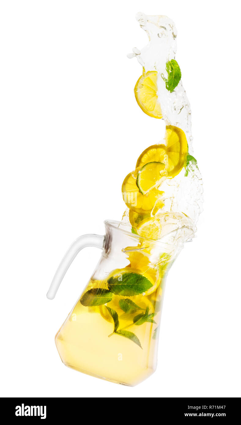 Pichet avec limonade renversé isolé sur fond blanc Banque D'Images