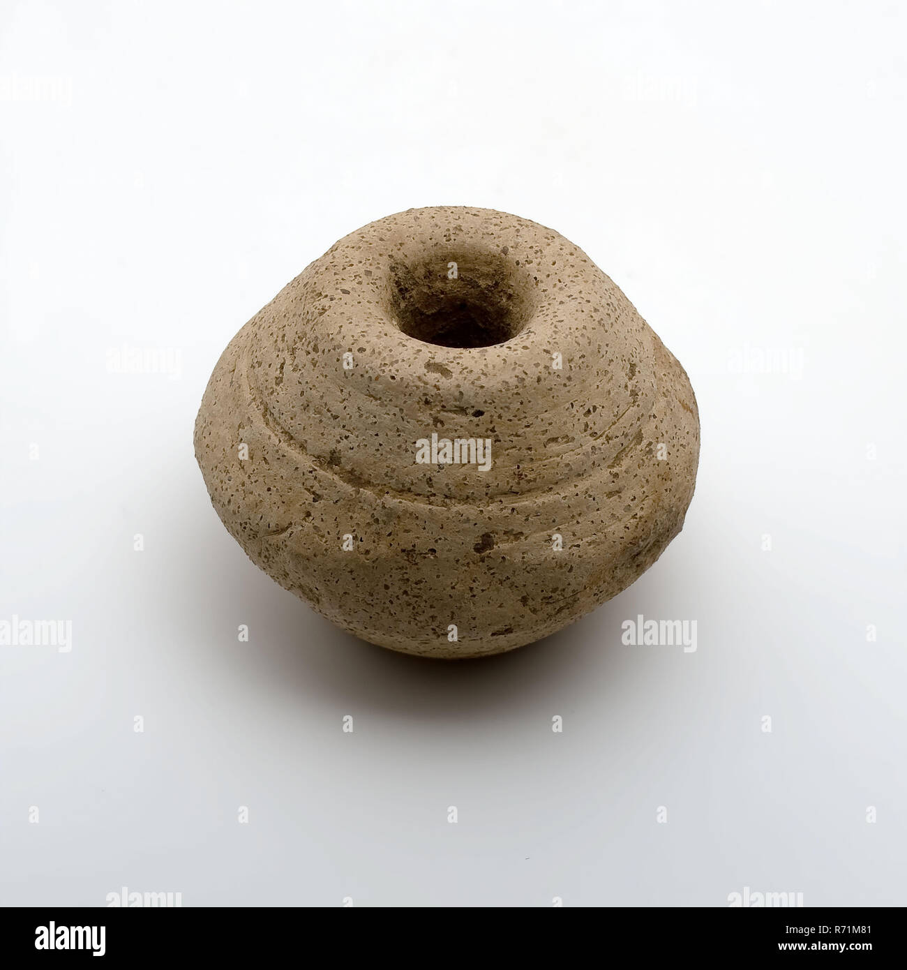 Spinklos la poterie, conique double gris, fragment, spinklos trouve des  sols en terre cuite, céramique d 2,2 part-tourné poterie cuite broche ou  spinning pierre. L'écharde gris décoré de quelques anneaux  circonférentiels. Forte