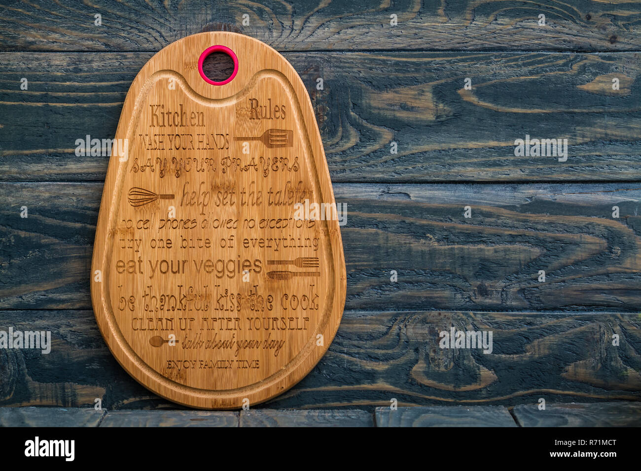 Cuisine en bois décoratif avec les règles du Conseil de cuisine Banque D'Images