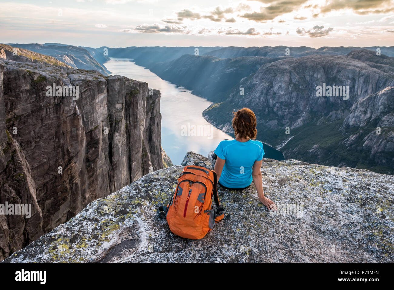 Femme sportive en haut de fjord près de Kjeragbolten, la Norvège. Banque D'Images
