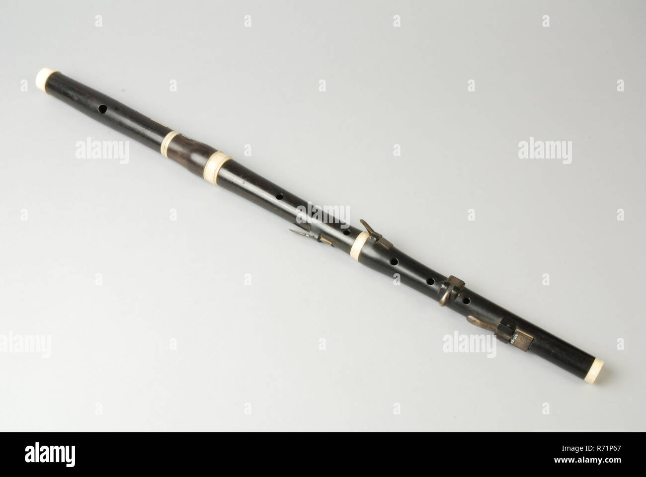 J. Mandt, ébène flûte en quatre parties, flûte flûte acoustique instrument de musique aérobique ebony argent cuivre metal ivory, tournés en bois percés flûte en quatre parties avec les entretoises d'Ivoire le piédestal, a six tonalités, dont trois sont fournis avec de l'argent : la trappe en bas de l'autre deux probablement pour des distances en demi-ton la partie moyenne, possède quatre trous : trois pour les doigts plus trou tonale avec rabat entre la pièce centrale et la bouche un morceau morceau supplémentaire est monté sans trous de connecter l'embout nasal. La flûte est marqué sur l'embout buccal (C) et pièce intermédiaire, Ma Banque D'Images