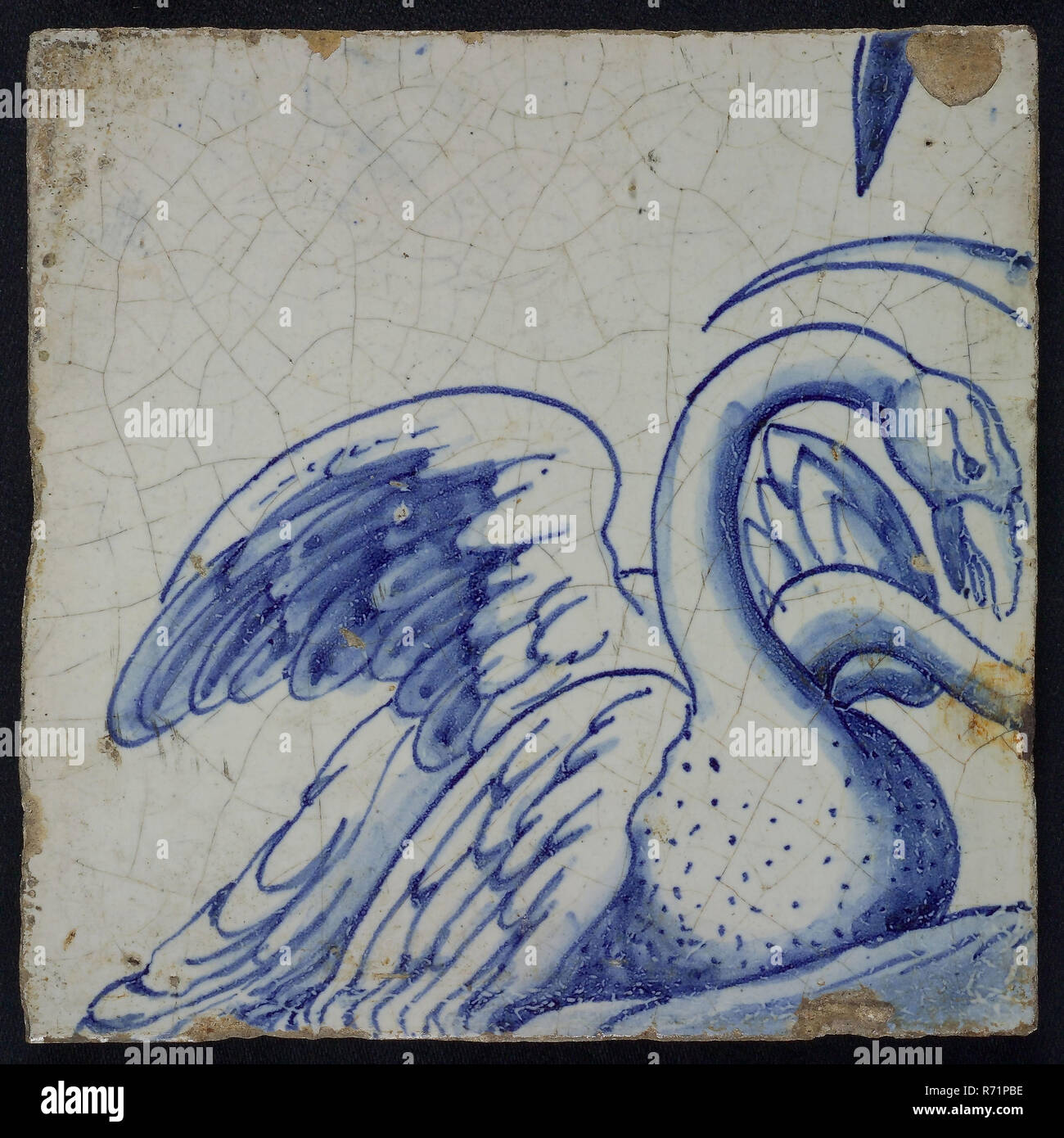 Carreaux bleu avec l'accouplement de cygnes, de cheminée avec pilastre pilastre tuile tuiles 39, fragment de poterie céramique avec glaçure, Huit carreaux bleus avec l'accouplement de cygnes ear of corn leaf papillon et libellule sur vigne et oiseau en vol de pilastre de cheminée avec 39 carreaux en peinture noire C-nombre de Rotterdam écrit bombardement guerre Seconde Guerre mondiale Compte tenu de l'incendie demeure peut-être de l'équipe de démolition qui a collecté 600x600 après le bombardement de Rotterdam. Banque D'Images