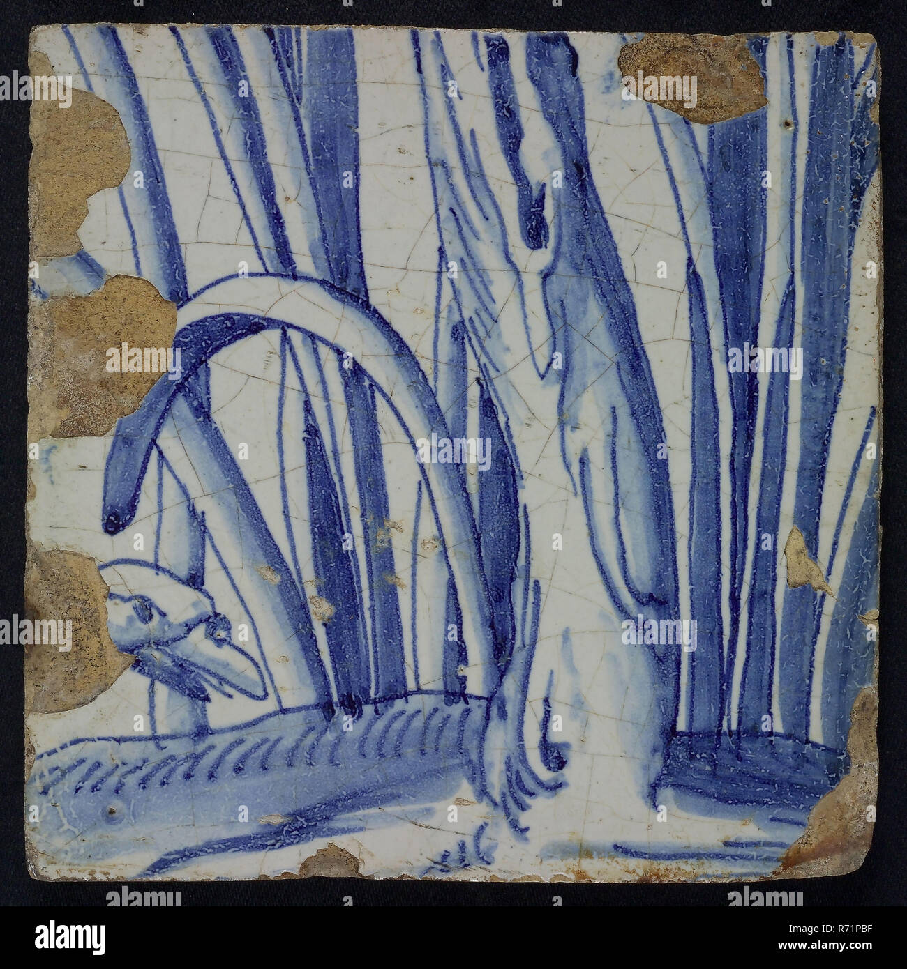 Carreaux bleu avec l'accouplement de cygnes, de cheminée avec pilastre pilastre tuile tuiles 39, fragment de poterie céramique avec glaçure, Huit carreaux bleus avec l'accouplement de cygnes ear of corn leaf papillon et libellule sur vigne et oiseau en vol de pilastre de cheminée avec 39 carreaux en peinture noire C-nombre de Rotterdam écrit bombardement guerre Seconde Guerre mondiale Compte tenu de l'incendie demeure peut-être de l'équipe de démolition qui a collecté 600x600 après le bombardement de Rotterdam. Banque D'Images