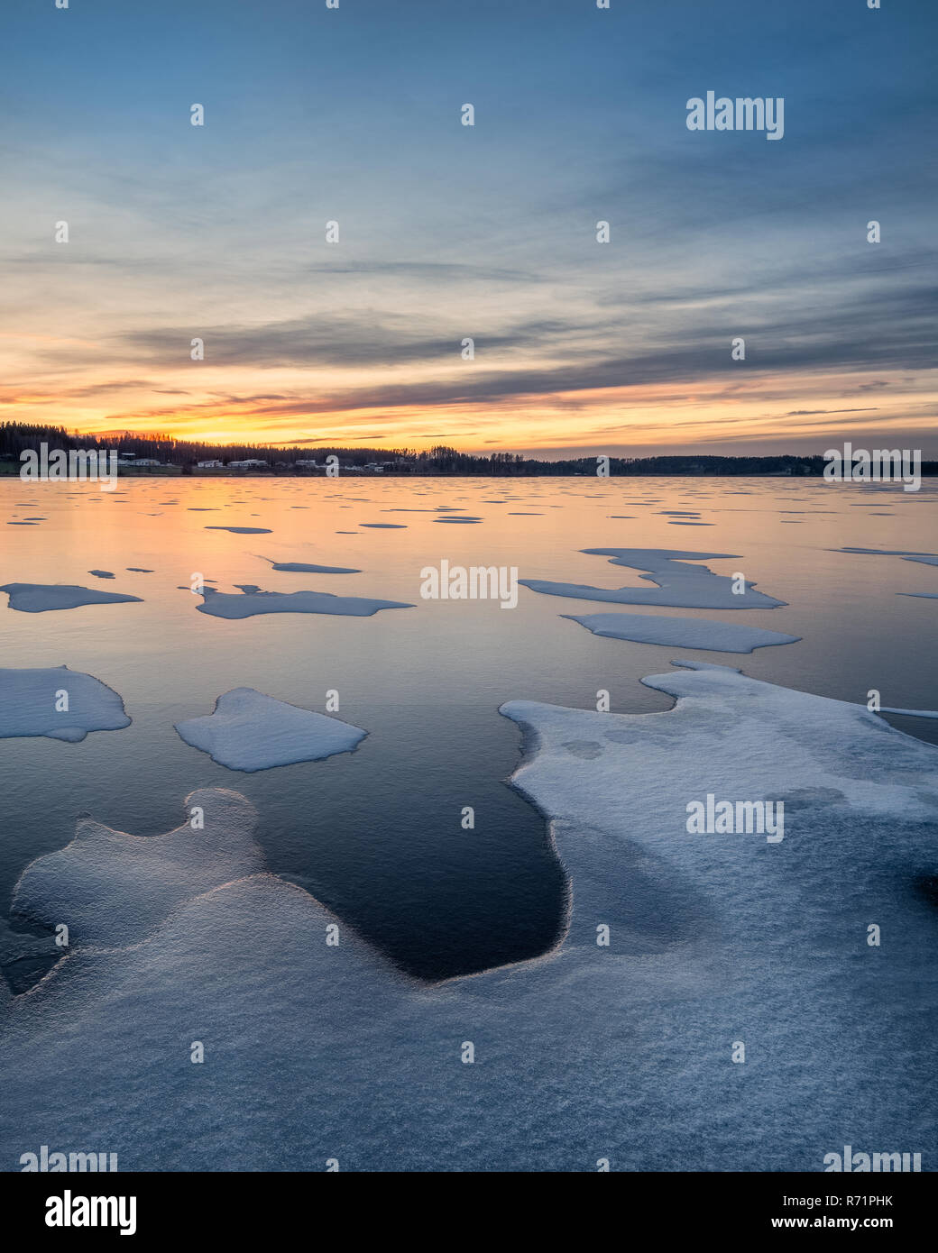 Paysage d'hiver paysage avec lac gelé, coucher de soleil et belle lumière du soir en Finlande Banque D'Images
