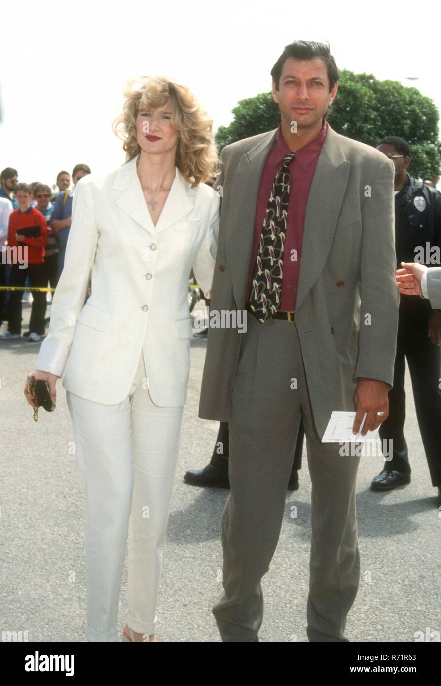 SANTA MONICA, CA - le 27 mars : L'actrice Laura Dern et l'acteur Jeff Goldblum assister à la huitième édition annuelle de l'Ouest/IFP Independent Spirit Awards le 27 mars 1993 à Santa Monica Beach à Santa Monica, en Californie. Photo de Barry King/Alamy Stock Photo Banque D'Images